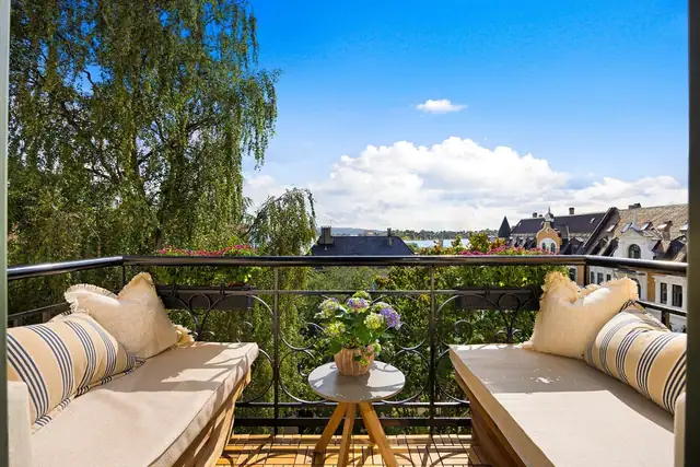 Balkongen har svært gode sol- og utsiktsforhold.