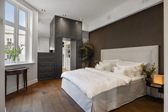 Stort og innbydende soverom med en luksuriøs hotellfølelse. Soverommet er vendt mot stille og rolig bakgård.