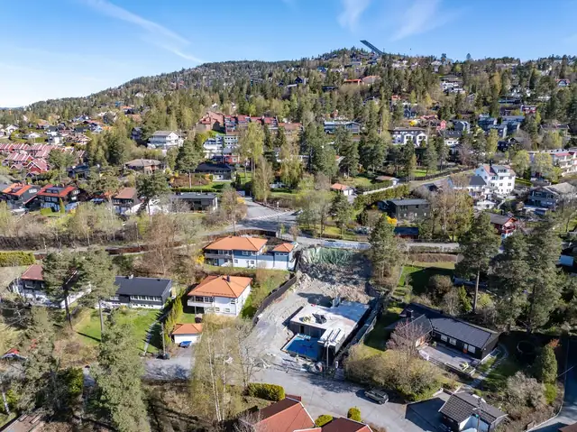 Her bor du i et veletablert boligområde tilbaketrukket fra Arnebråtveien. Med kort vei til byen og marka.