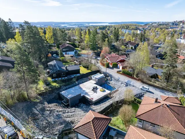 Garasjeanlegget er etablert og oppføring av bygningsmasse vil skje utover sommeren.