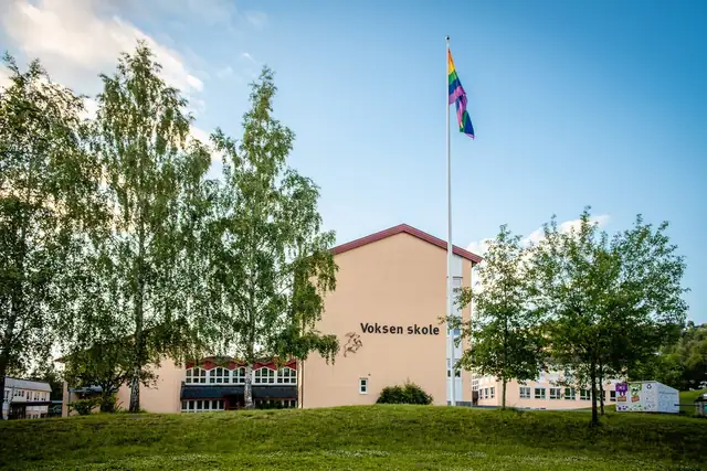 Området sogner til Voksen skole som ligger kun 6 minutters gange unna.