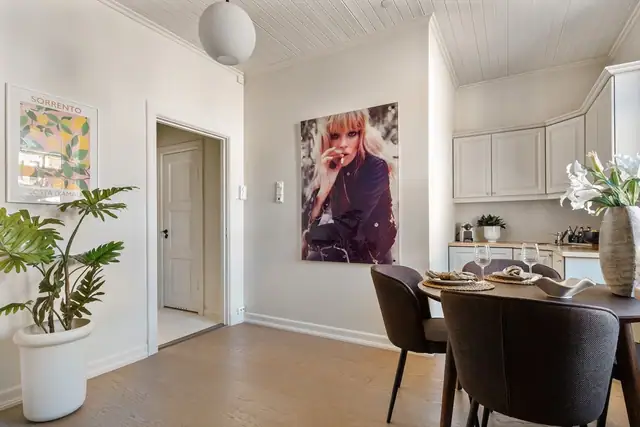 Det er godt med skap- og benkeplass, og kjøkkenet er utstyrt med integrert kjøl/fryseskap, oppvaskmaskin, stekeovn og platetopp.