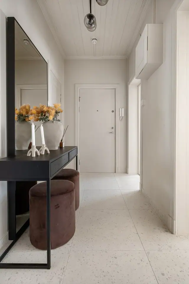 Her er det installert porttelefon, og sikringsskapet er plassert i entréen for enkel tilgjengelighet.