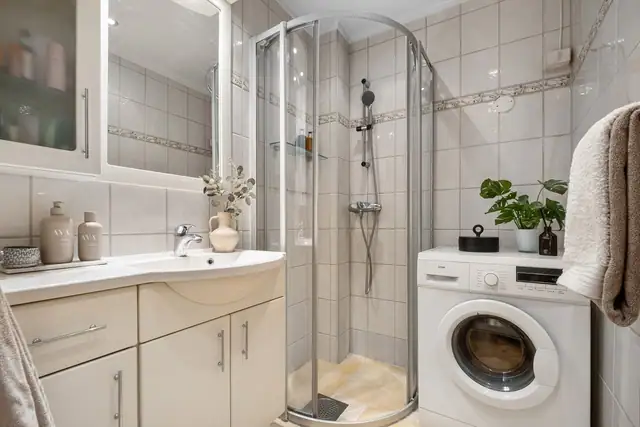 Det er også opplegg for vaskemaskin, noe som gir en funksjonell og plassbesparende løsning. Badet har naturlig ventilasjon og takess i himlingen.