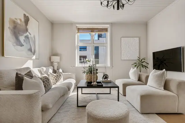 Rommet har en behagelig atmosfære med god plass til både sofagruppe og øvrig møblement, og egner seg perfekt for både avslapning og sosiale sammenkomster.