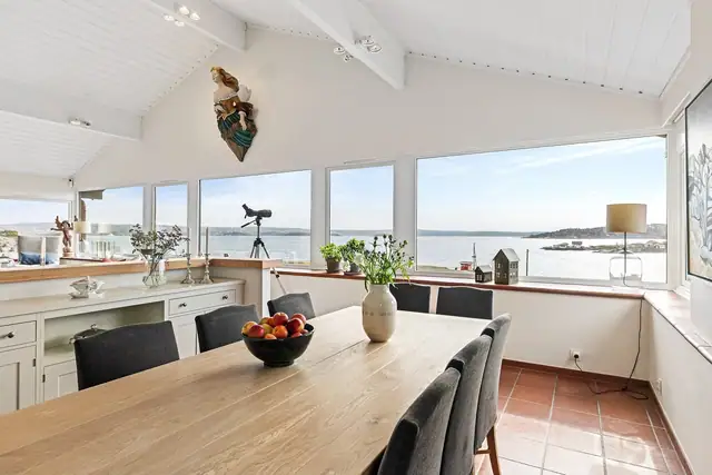 Her er det god plass til stort langbord med plass til både venner og familie - perfekt for sosiale sammenkomster.