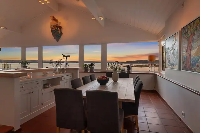 Boligen har en storslått stue med panoramautsikt.
