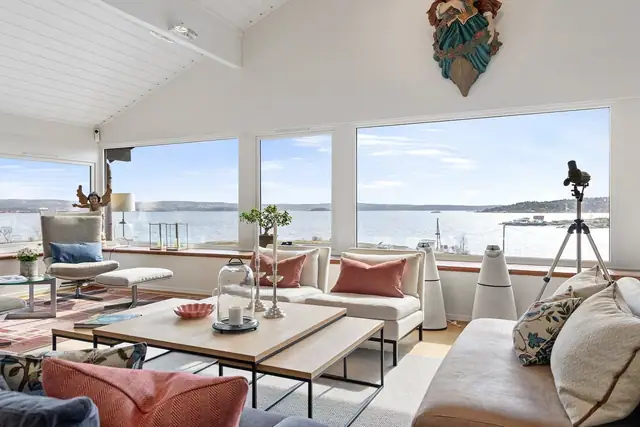 Stuen kan naturlig deles inn i flere soner, og er i dag innredet med spiseplass, dagligstue og TV-stue.
