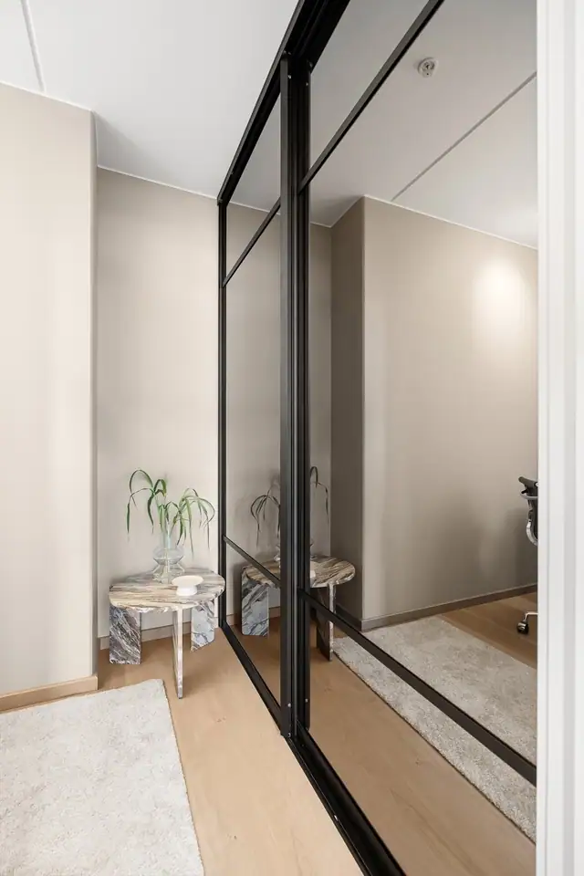 Her er det også en praktisk skyvedørsgarderobe med god plass til oppbevaring av klær, husholdningsartikler og annet du ønsker å legge bort.