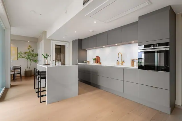 Påkostet kjøkken fra HTH med Silestone benkeplater.