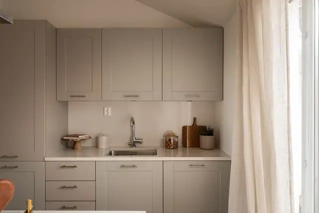 Benkeplatene ble byttet i 2026 og holder høy kvalitet, utført i 93 % kvartskompositt fra Silestone levert av Scangranitt, samt integrerte hvitevarer fra AEG (2026).