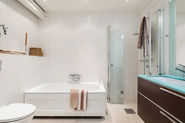 Badet er innredet med både badekar og egen dusjnisje med doble glassdører.  I 2026 ble gulvflisene oppgradert med nye, moderne fliser som bidrar til et tidsriktig og elegant uttrykk.