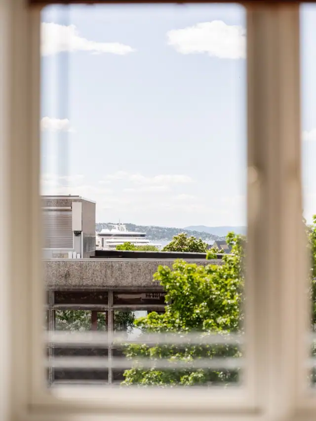 Stuevinduet har siktlinjer utover Indre Oslofjord, Oscarshall slott, Fram museet og Color Line.