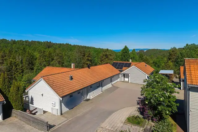 Rådyrlia 21 er en romslig og fleksibel enebolig over to plan. Skjermet beliggende helt innerst i blindvei. Eiendommen ligger høyt og fritt, uten innsyn, og byr på en sjelden kombinasjon av privatliv, solforhold og store utearealer.