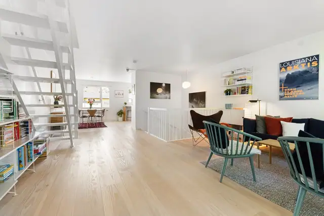 Store vindusflater og gjennomgående planløsning gir rikelig med naturlig lys fra flere himmelretninger. Utsynet er åpent og luftig, med minimalt innsyn og uten sjenerende gjenboere.