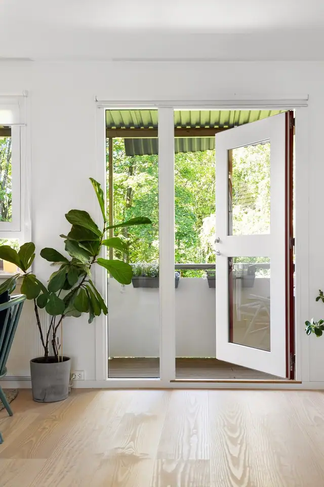 Stor terrassedør med glassfelt tar det ut på den vestvendte balkongen.