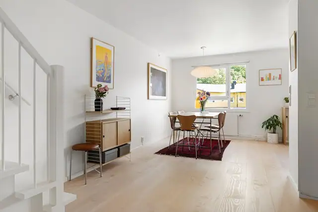 På kjøkkenet er det god plass til stor spisegruppe.