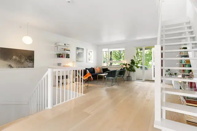 Stuen er i dag innredet med stor sofagruppe med tilhørende stuemøblement som tv-møblement og sofabord.