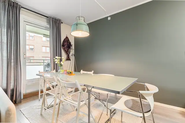 Ved kjøkkenet er det plass til stor spisegruppe.