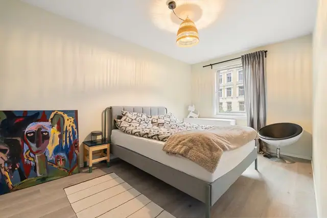 Stort soverom med plass til dobbeltseng, nattbord og garderobeskap.