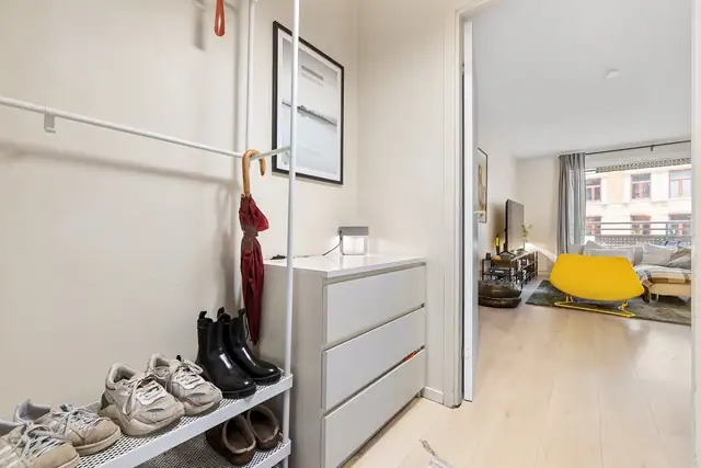 I gangen er det plass til knagger og skohylle for oppbevaring av yttertøy.