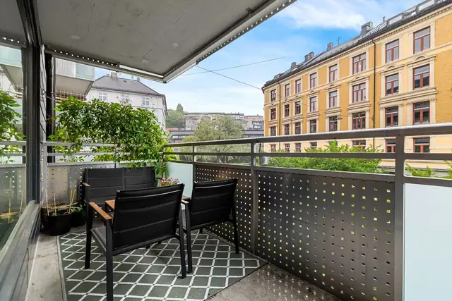 Fra stuen er det utgang til en sørøstvendt balkong på ca. 9 kvm. Her er det plass til utemøbler, grill og beplantning.
