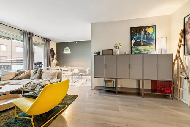 I stuen er det god plass til sofagruppe med tilhørende sofabord og tv-benk.