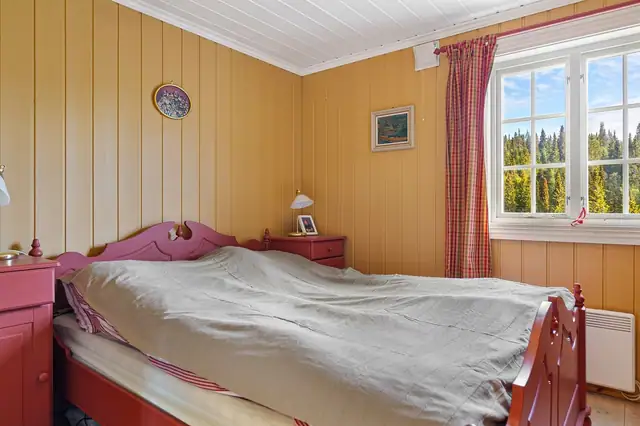 Rommet har god plass til dobbeltseng og nattbord.