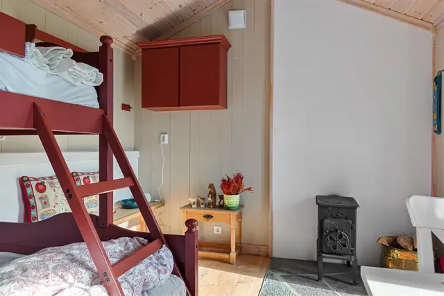 I dag er annekset innredet med køyeseng og spisebord.