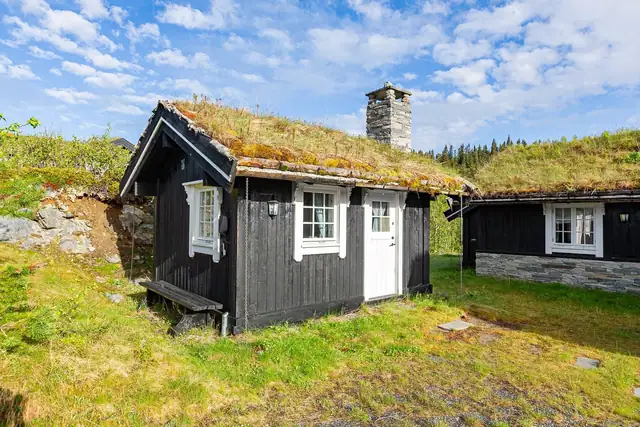 Hytta og annekset er oppført med stavlaft med grove bunnstokker og hjørnekasser. Utvendige fasadedeler og pipene på hytta og anneks er forblendet med stablesteinsmurer.