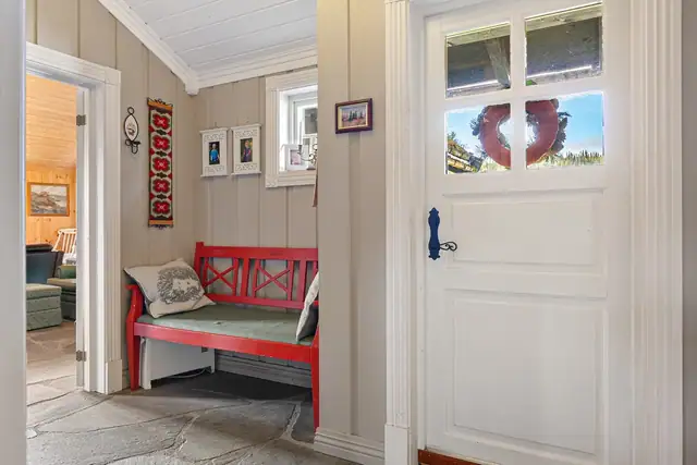 Velkommen inn! Her har du en flott hytte fra 2004 med god planløsning.
