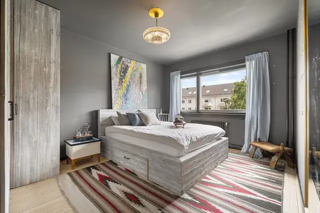 Leiligheten har to fine soverom som vender mot rolig bakgård.