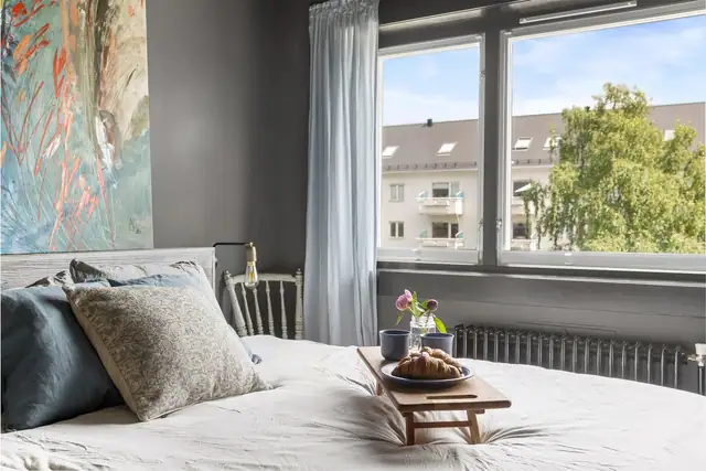 Hovedsoverommet er romslig med plass til dobbeltseng, nattbord og øvrig møblement.