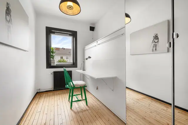 Den plassbesparende og smarte løsningen med kombinert seng og skrivebord følger med i handelen.