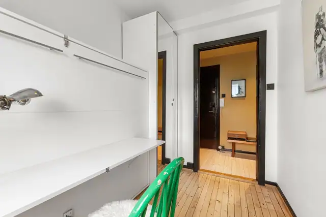 Det er oppbevaringsplass i garderobeskapet.