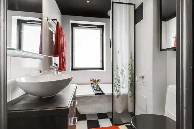Rommet har flislagte overflater på gulv og vegger, gulvvarme samt downlights i himlingen.