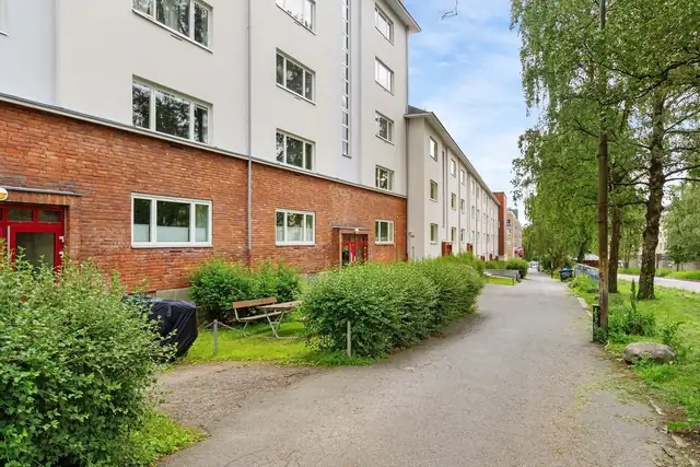 Her bor du i et attraktivt område med et bredt utvalg av caféer, butikker, treningssentre, gode kollektivforbindelser og turmuligheter i umiddelbar nærhet.