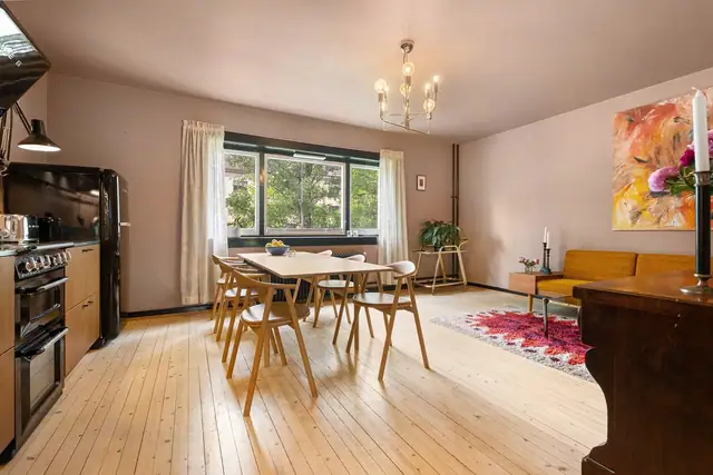 Store vindusflater slipper inn rikelig med naturlig lys og skaper en lys og luftig romfølelse. Vinduene ble skiftet i 2023.