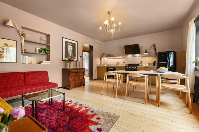 Her er det plass til både sofagruppe med tilhørende møblement og spisebord.