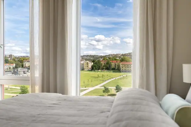 Fra soverommet er det grønt og åpent parkutsyn.