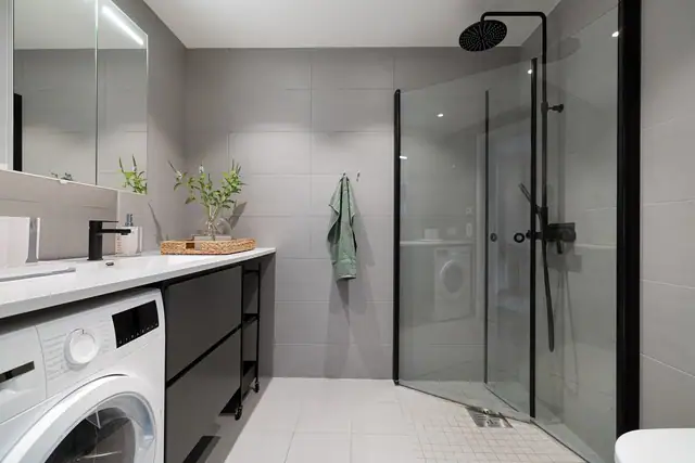 Delikat bad fra 2023 med flislagte overflater, downlights i himling og gulvvarme. Badet er utstyrt med veggmontert toalett, dusjhjørne med innfellbare dusjdører og hånd- og regndusj fra Tapwell og baderomsinnredning med skuffer, servant og speilskap.