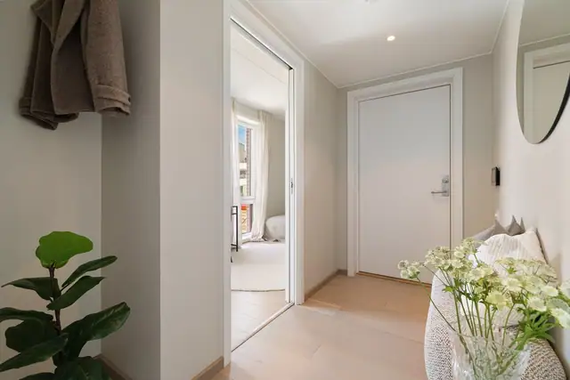 Velkommen inn! I leiligheten møtes du av en lys og innbydende gang som gir et svært godt førsteinntrykk.