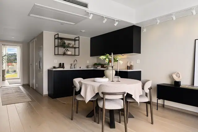 Leiligheten fremstår moderne, stilren og gjennomført. Delikate overflater med enstavs eikeparkett og vegger malt i lune farger.