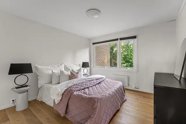 Romslig hovedsoverom med god plass til dobbeltseng og annet ønsket møblement.