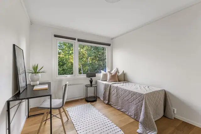 Soverom 2 passer perfekt som et ekstra soverom, kontor eller barnerom, alt etter behov.