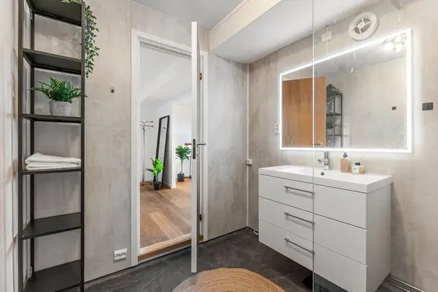 Badet er utstyrt med mekanisk avtrekk, stoppekran, opplegg for vaskemaskin, dusjnisje, veggmontert wc og servantskap med ettgreps blandebatteri.