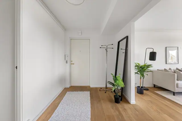 Innbydende og romslig entré med god plass til oppheng av yttertøy og oppbevaring av sko. Her er det også plass til å sette opp et garderobeskap for ytterligere oppbevaringsmuligheter.