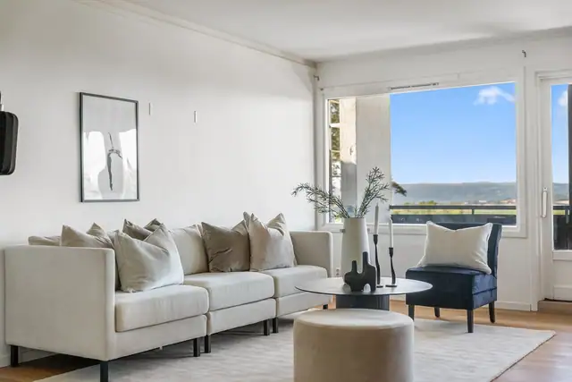 De store vindusflatene slipper rikelig inn med naturlig lys og bidrar til en lys og luftig atmosfære.