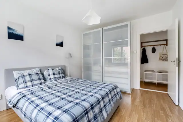 Hovedsoverommet er romslig og har god plass til dobbeltseng med nattbord.