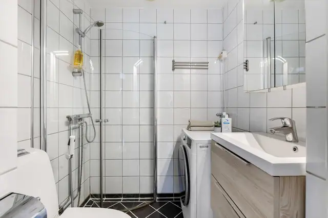 Leiligheten har et lyst baderom som ble modernisert i regi av borettslaget i 2000.